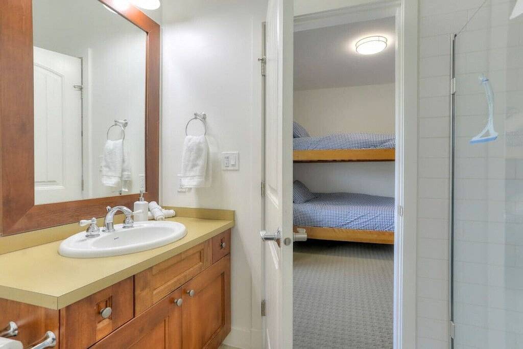 Ganze Wohnung, Casa Laguna! Lakefront Condo With Pool & Hot Tub. in West Kelowna, Crystal Mountain