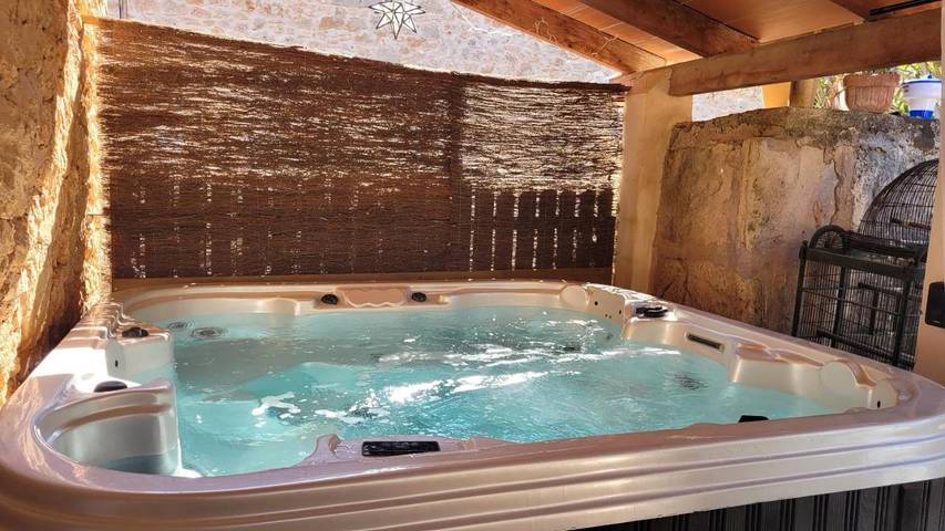 Ferienhaus für 4 Personen, mit Whirlpool und Terrasse sowie Garten in Santanyí