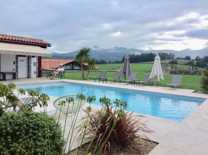 Hôtel pour 2 personnes, avec terrasse ainsi que piscine et jardin, animaux acceptés dans Office De Tourisme Saint Jean Pied De Port
