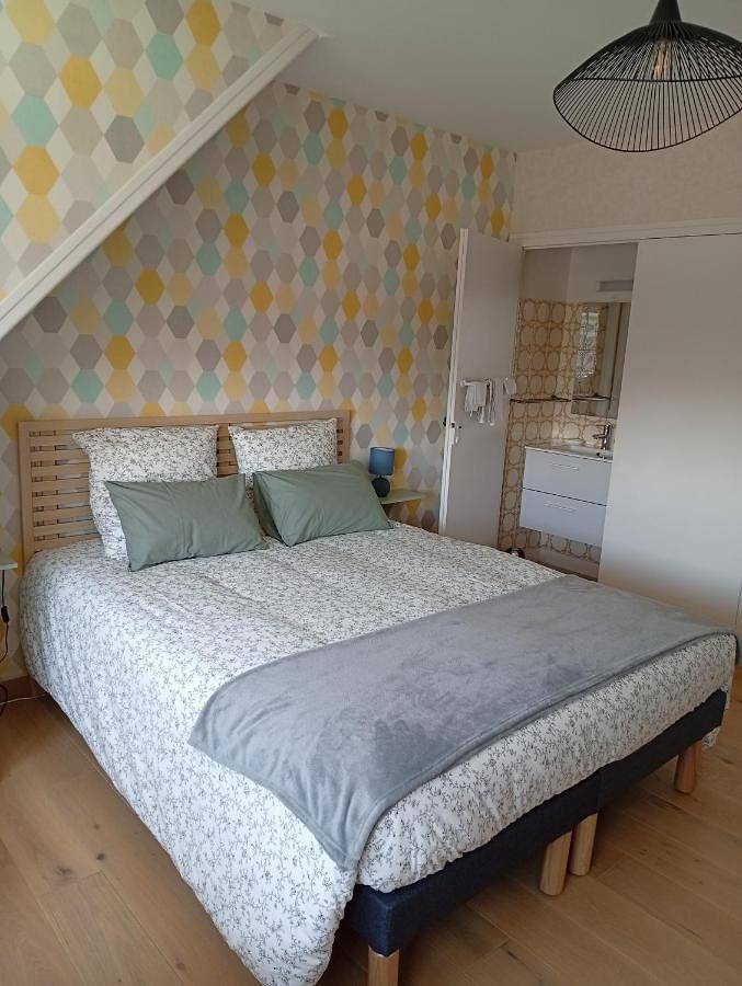 Double Room with Private Bathroom in Coutances, Région de Coutances