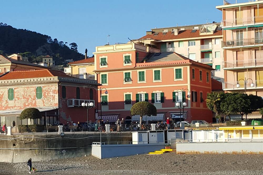 Ganze Wohnung, Charming Drei-Zimmer auf der Strandpromenade von Chiavari Meer in Chiavari, Riviera di Levante