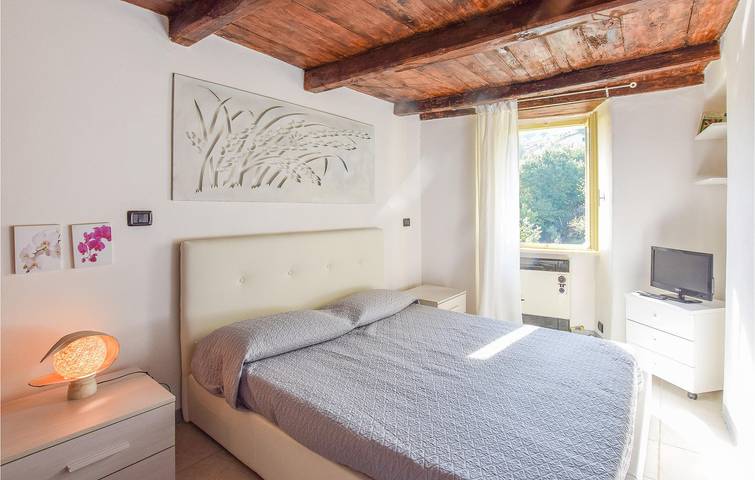 Spacious Apartment with Terrace & Baby Bed in Ziona, Carro (Liguria)