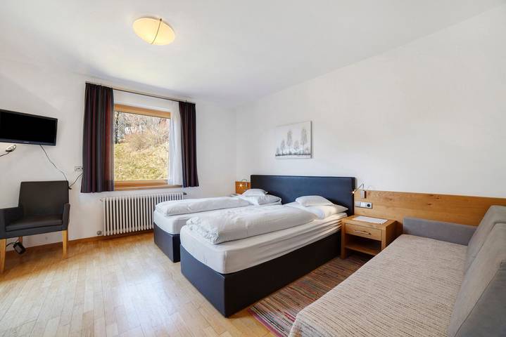 Gasthof Kirchsteiger 'Zimmer 5' with Lake View, Shared Terrace and Wi-Fi in Santa Valburga d'Ultimo, Ulten