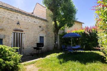 Gîte pour 4 personnes, avec terrasse et piscine, animaux acceptés à Saint-Georges-de-Lévéjac