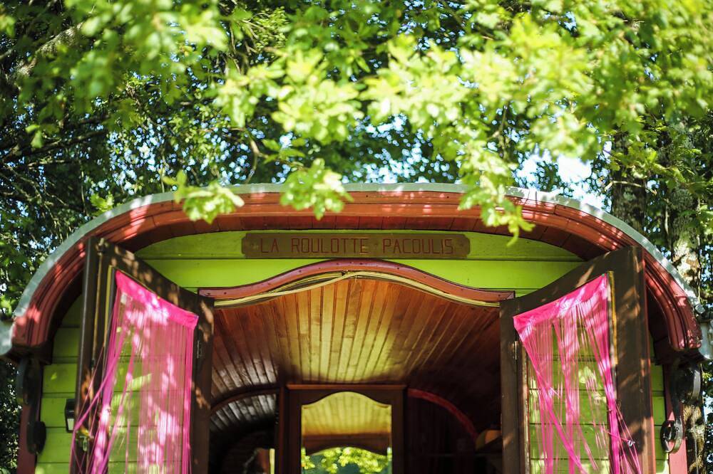 1946 \"Pacouli\" caravan in a wooded meadow in Lansac, Región de Blaye