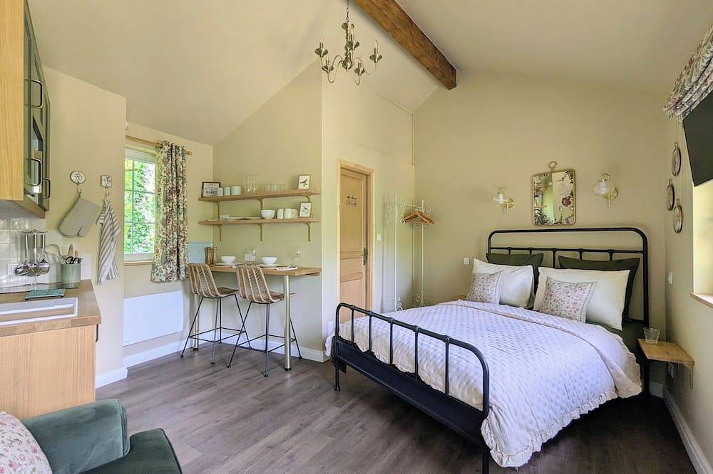 The Nest, romantic hideaway, a riverside gem beneath a medieval château in Jumilhac-le-Grand, Parc naturel régional Périgord-Limousin