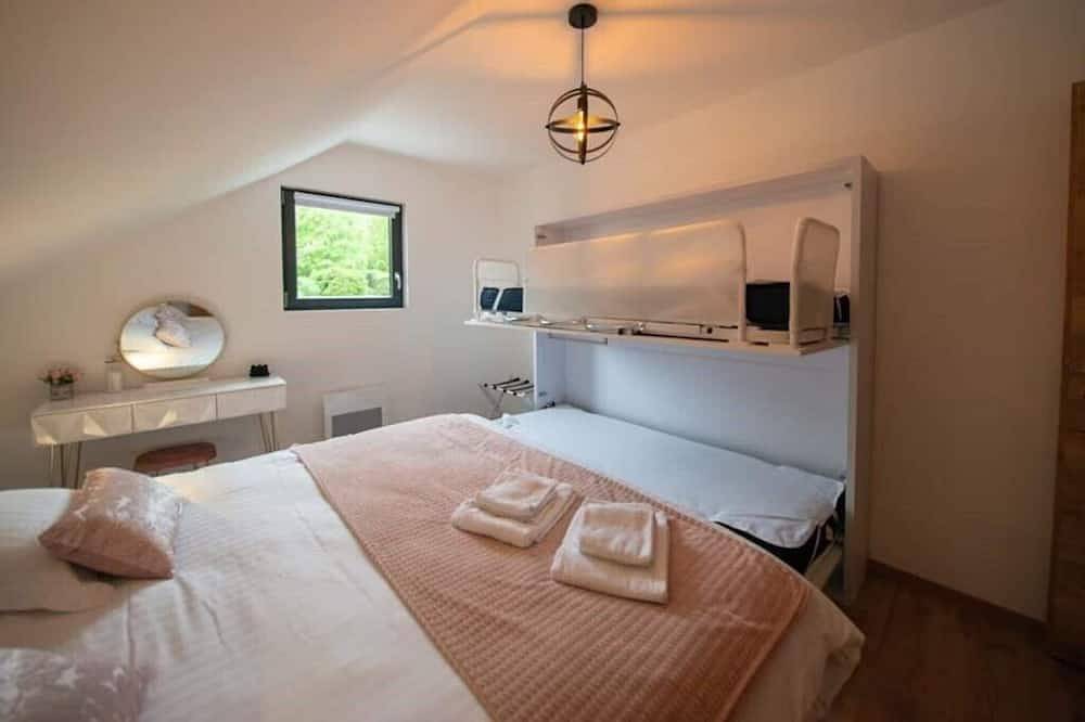 Maévas Chalet: Whirlpool und Terrasse. in Xonrupt-Longemer, Regionaler Naturpark Belchen der Vogesen