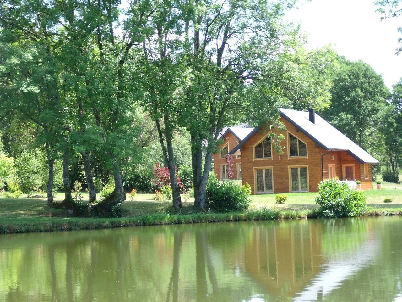 Geräumiges Chalet im Morvan mit Kamin und Teich, Haustiere erlaubt in Gouloux, Naturpark Morvan