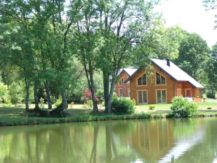 Geräumiges Chalet im Morvan mit Kamin und Teich, Haustiere erlaubt in Gouloux, Naturpark Morvan