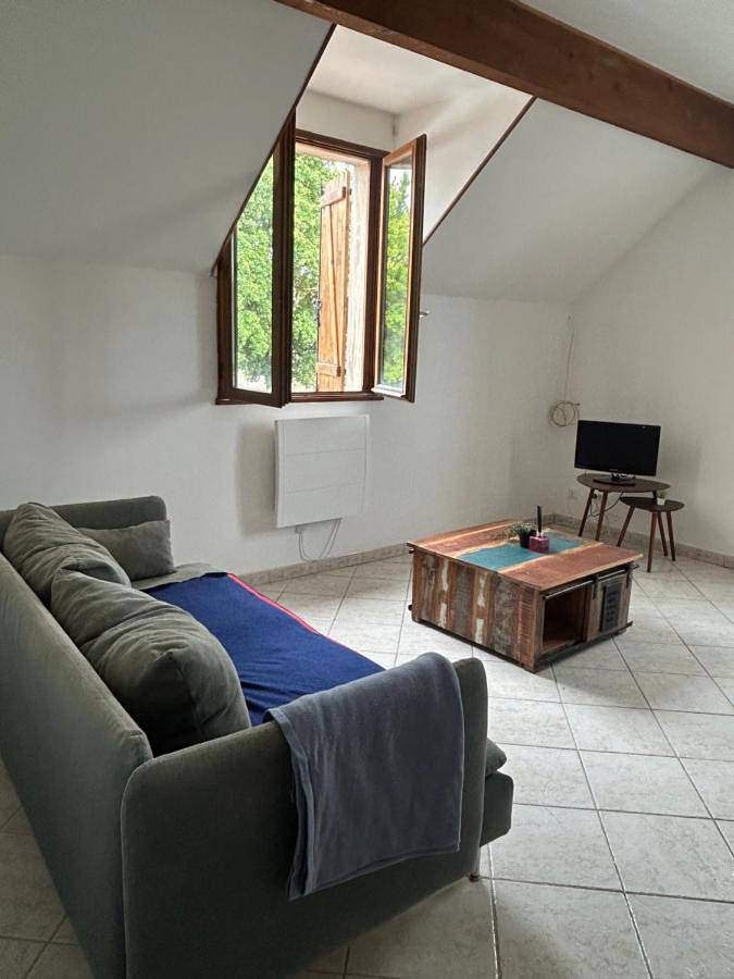 Appartement entier, One-Bedroom Apartment in Égreville, Seine-et-Marne