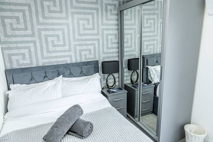 Apartamento entero, Attractive Cosy 2 Bedroom Penthouse with free Parking inside Romford Centre in Havering, Londres