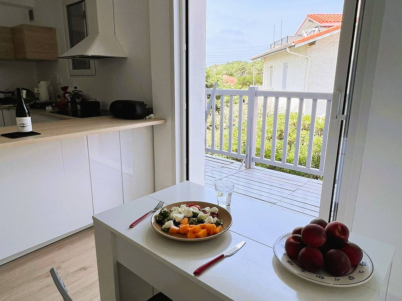 Entire apartment, Charming Renovated 1Br Apartment with Balcony & Parking, Steps from Capbreton Beaches in Capbreton, Côte d’Argent