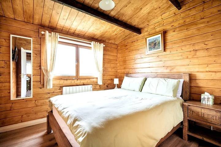 Private luxury log cabin with hot tub and stunning views! in Grafschaft Antrim