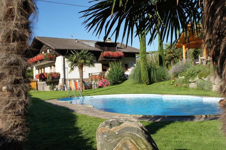 Ferienhaus, mit Balkon und Terrasse sowie Garten und Pool