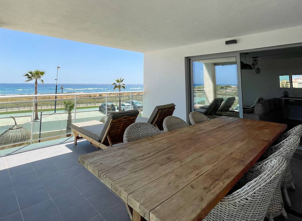 Geheel appartement, Licht Strandappartement met Zee- en Uitzicht op de Bergen in Torrox Costa, Torrox