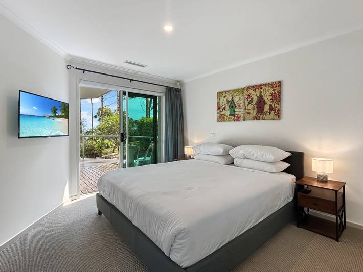 Entire apartment, Spacious 4-Bed Home with Coastal Charm in New South Wales