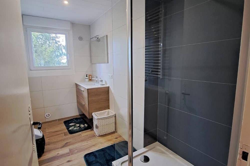Appartement entier, Loue Gite Dans Un Endroit Calme Et Tranquille Au Milieu Des Champs Pour 5 A 7 P in Damprichard, Jura Francais