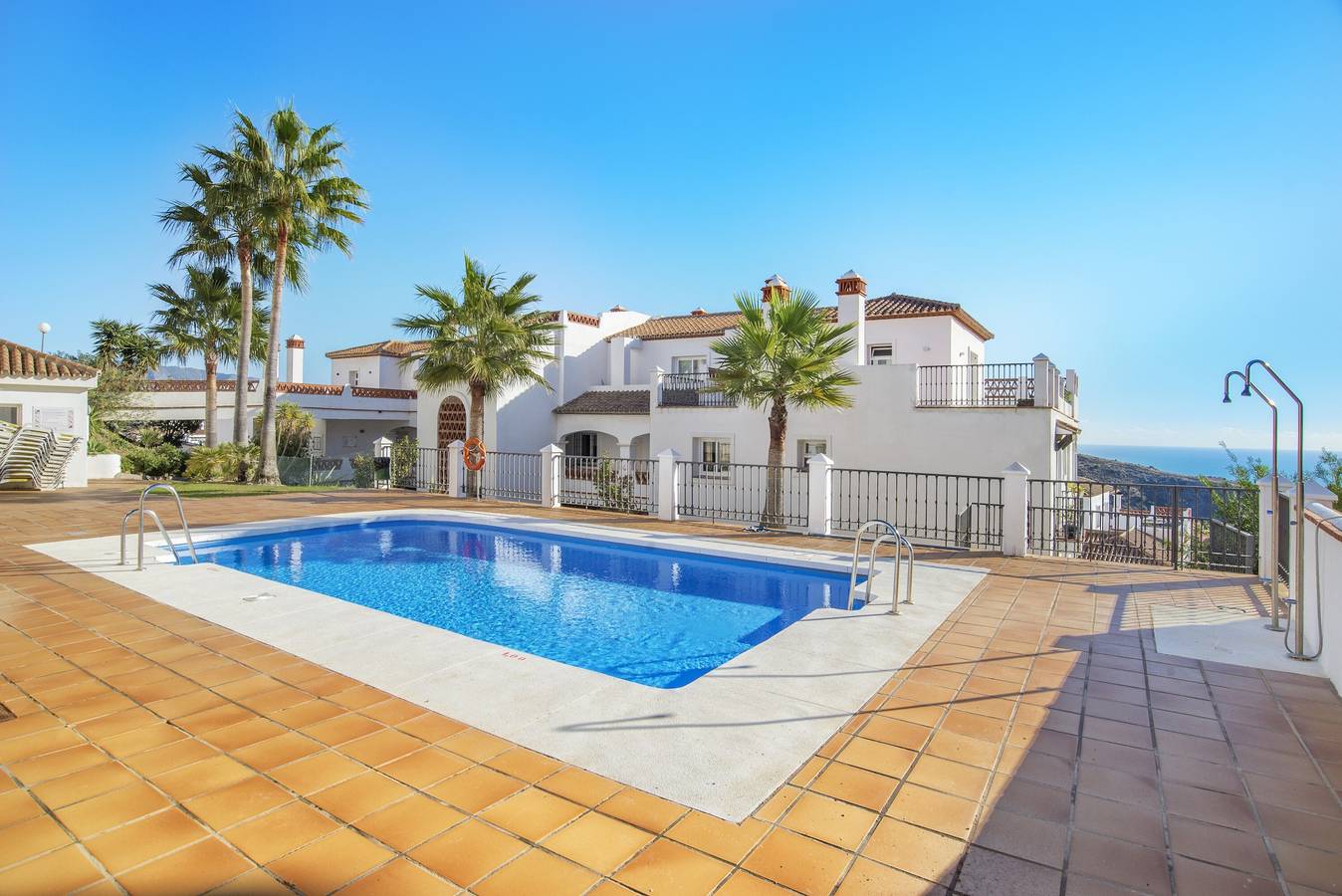 Geheel appartement, Vakantieappartement "Astonishing view modern apartment" met gemeenschappelijk zwembad & Wi-Fi in Urbanizacion Calahonda, Mijas
