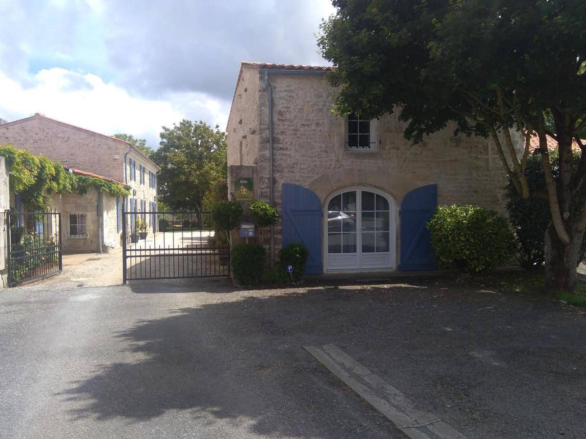 Le Gîte de l'aubray, gîte avec piscine in Trizay, Région de Saintes