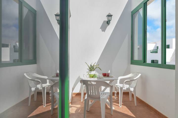 Entire apartment, Charming Holiday Apartment "Apartamento Anaca 2" Next to the Beach in Playa Blanca, Yaiza