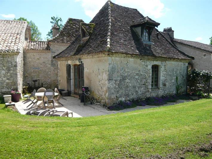Location de vacances pour 2 personnes, avec terrasse et vue ainsi que jardin et piscine à Boisse - 3
