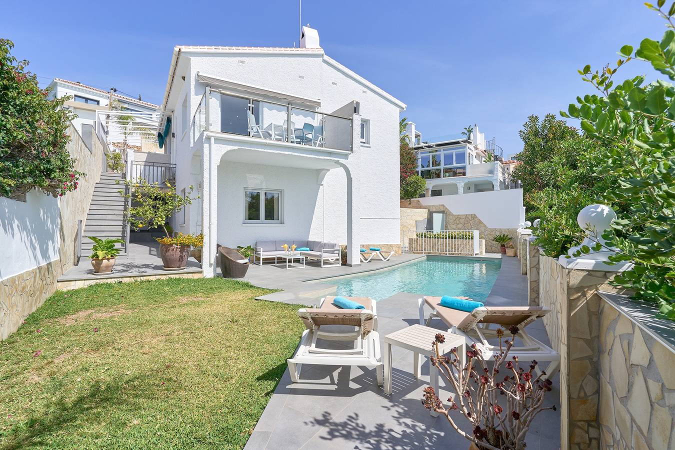 Wunderschöne 'Villa Burriana Beach' mit Meerblick, Pool, Balkon, Terrasse & Garten in Playa de Burriana, Nerja