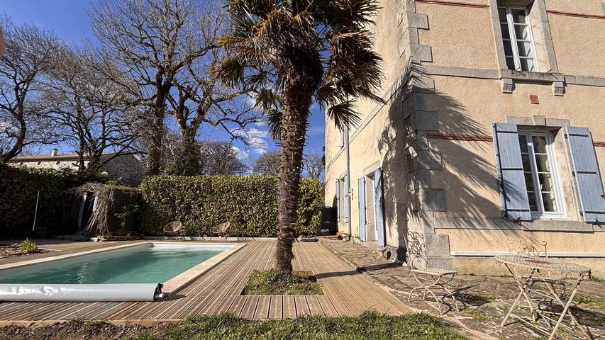 Gîte pour 4 personnes, avec Terrasse ainsi que Jardin et Piscine