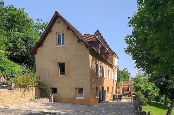 Location de vacances pour 12 personnes, avec jardin et terrasse, animaux acceptés à Saint-Cybranet