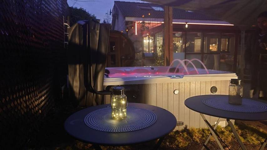 Location de vacances pour 8 personnes, avec piscine et sauna ainsi que terrasse et jacuzzi, animaux acceptés à Brasschaat