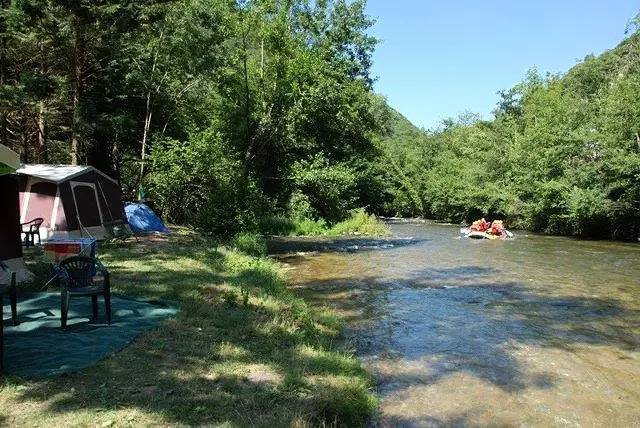 Camping pour 6 personnes, avec piscine ainsi que terrasse et vue, animaux acceptés dans l' Aude - 4