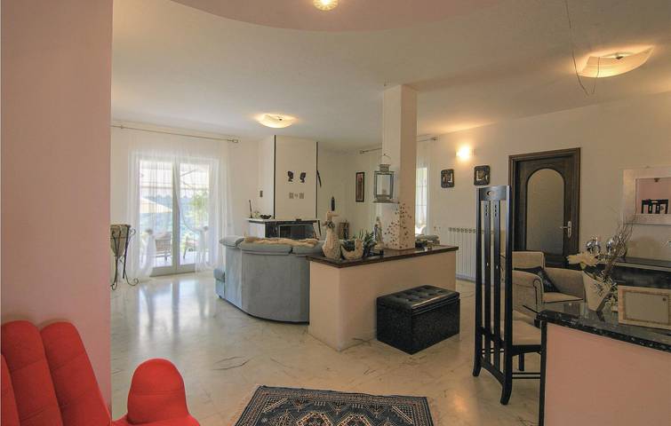 Appartamento Carrara: Piscina, Parcheggio, WiFi - 1km dalla città in Carrara, Riviera Toscana