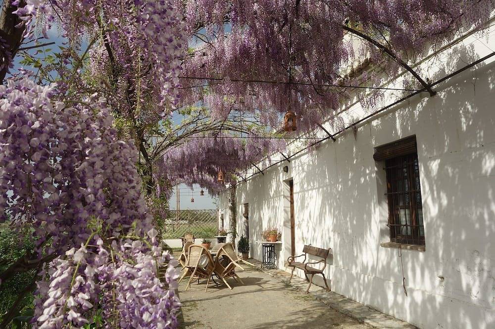 Casa rural con encanto y piscina a 3 km de la ciudad de Granada. Aparcamiento in Churriana de la Vega, Provincia de Granada
