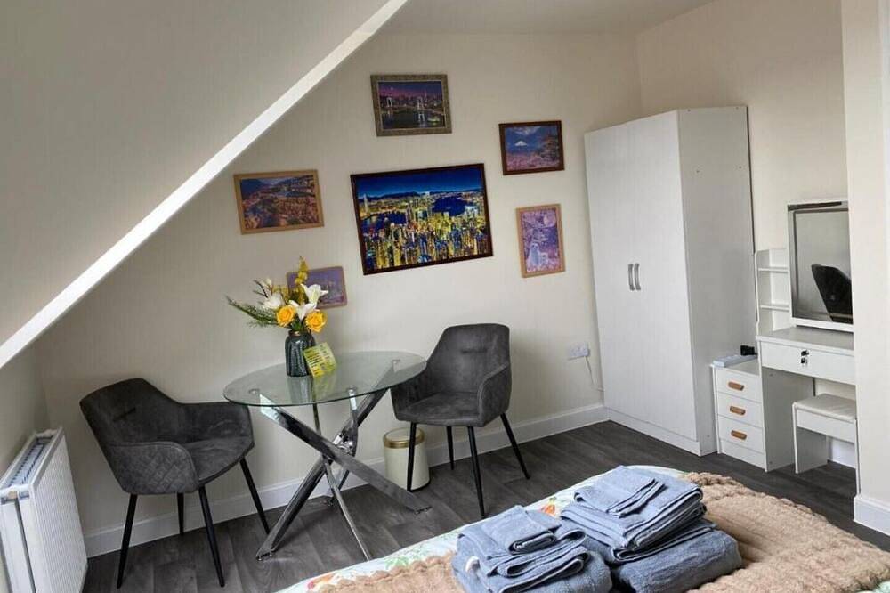 The Cottontail - Deluxe Private Room With Breakfast - Tamworth in Drayton Manor Park, Staffordshire