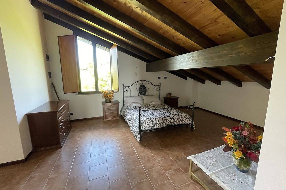 Villa Cavalieri in Vedriano with a panoramic view of the Reggio Emilia hills in Canossa, Reggio Emilia Province