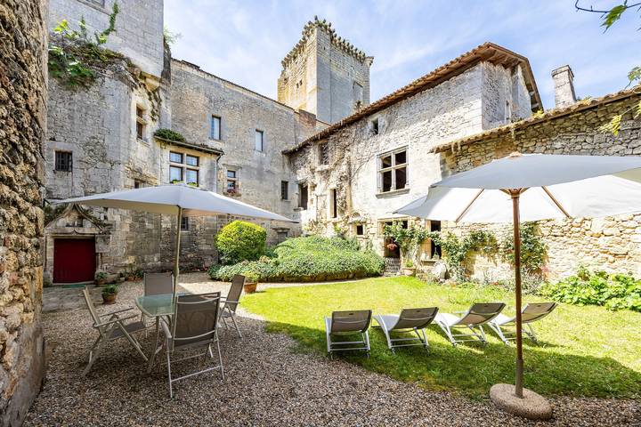 Château de Curton Cottage with Private Garden and Wi-Fi in Daignac in Daignac, Libourne region