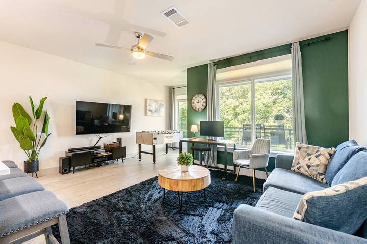Apartamento vacacional entero, Elegante condominio frente al paseo del río, vistas a la piscina, estacionamiento gratuito, se admiten mascotas in San Antonio, Condado de Bexar