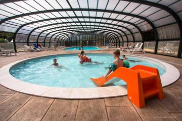 Mobil home pour 4 personnes, avec terrasse et piscine à Ploemel