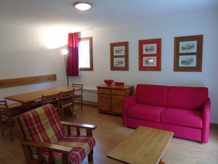 Entire apartment, Cozy 2-Room 6-Person Apartment with Terrace, Near Ski Lifts, Shops, and Schools in Valfréjus in Valfréjus, Modane