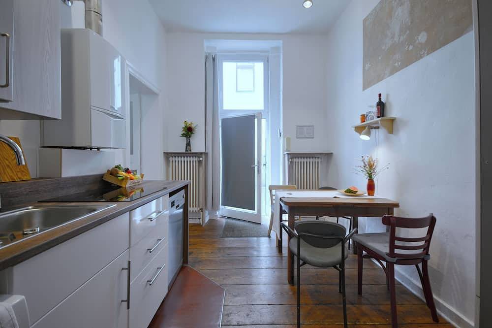 Ganze Wohnung, Renovierte Altbauwohnung mit Duschbad, separater Wohnküche und Waschmaschine in Moabit Berlin, Berlin