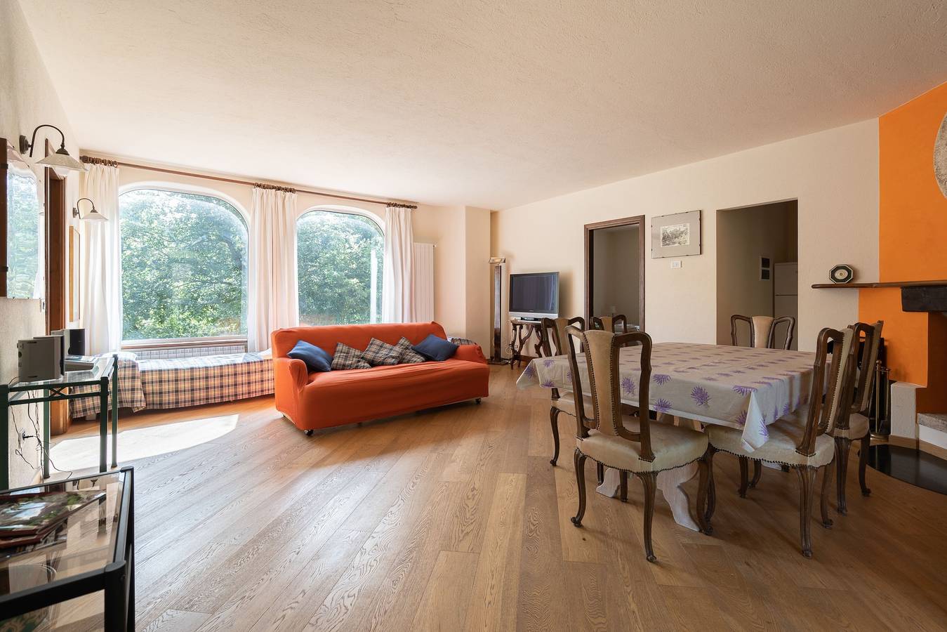Appartamento intero, Appartamento Lavanda con vista sulle montagne, terrazza, piscina stagionale condivisa e Wi-Fi in Garlenda, Riviera di Ponente