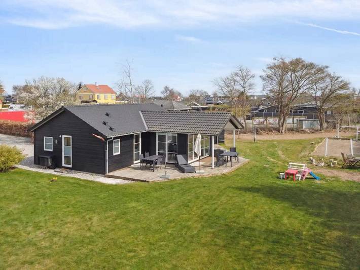 Ferieudlejning for 8 personer, med terrasse, husdyr tilladt i Hvidbjerg Strand