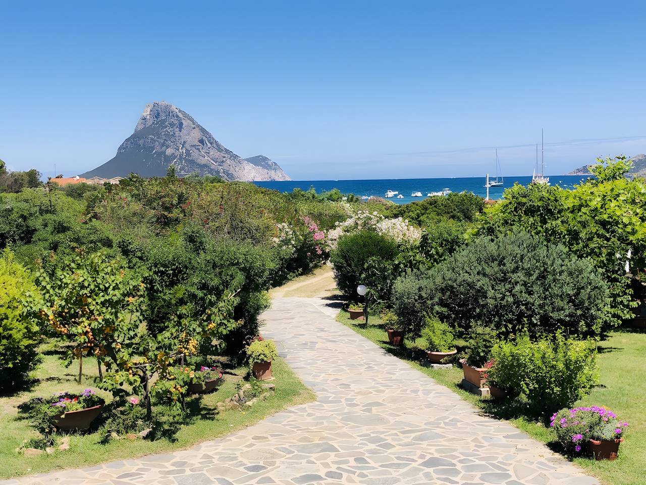 Ganze Wohnung, Apartment 'Trilocale Taverna 80 m vom Strand' mit Meerblick, privater Terrasse & Klimaanlage in Porto Taverna, Loiri Porto San Paolo