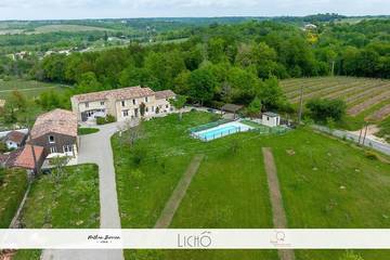 Gîte pour 12 personnes, avec terrasse ainsi que jardin et jacuzzi à Langoiran