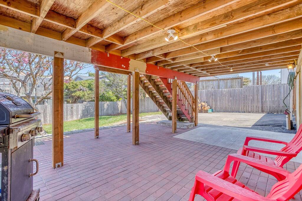 Two Bedroom Home with Large Yard Near the Beach in Oceanlake, Lincoln City