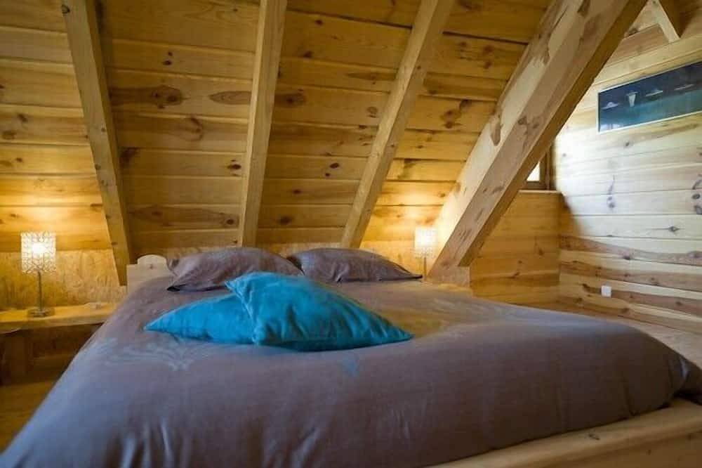 New chalet made with traditional wood with private pond in Mazet-Saint-Voy, Massif Central