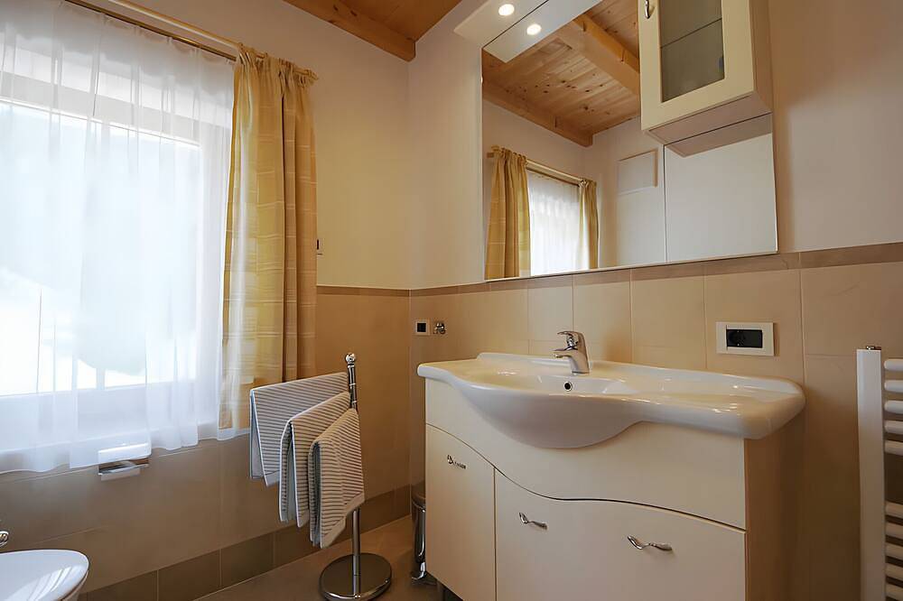 Entire apartment, Apartment 'Rît' with Mountain View, Shared Terrace and Wi-Fi in La Val, Dolomiti Superski
