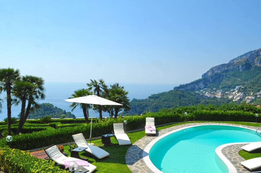 Villa de charme, piscine privée, grand jardin près de Ravello, parking sur demande in Pontone, Scala