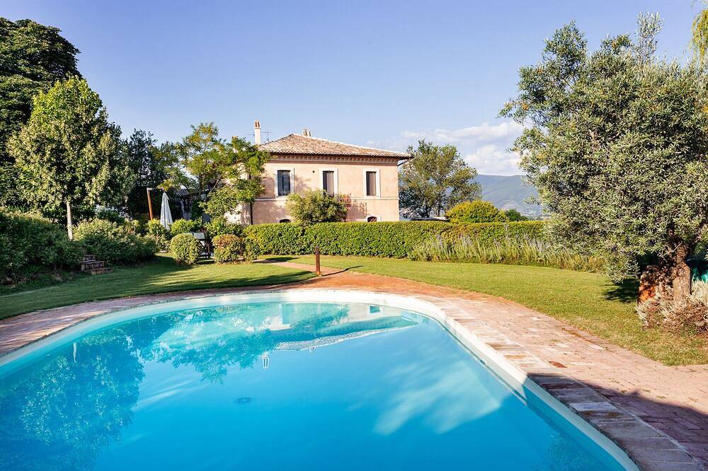 Villa with Yoga studio and pool in a peaceful oasis. Spoleto 10 min Rome 1.30 h in Spoleto, Perugia Provinz