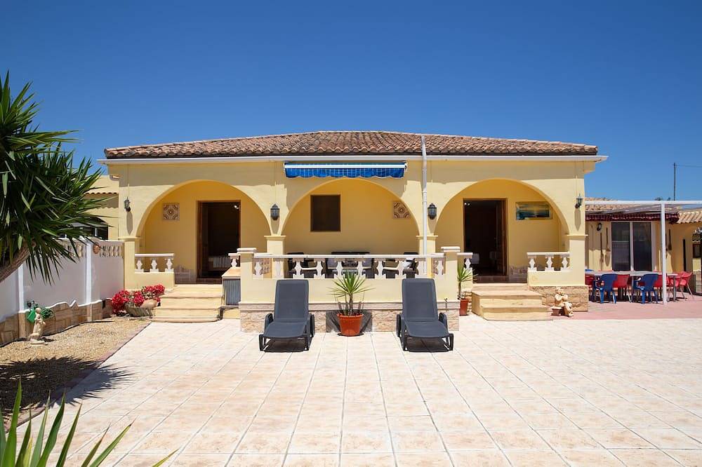 Casa Mari is a fabulous Villa with large swim pool, tennis, Games Room, garden in Turre, Costa de Almería