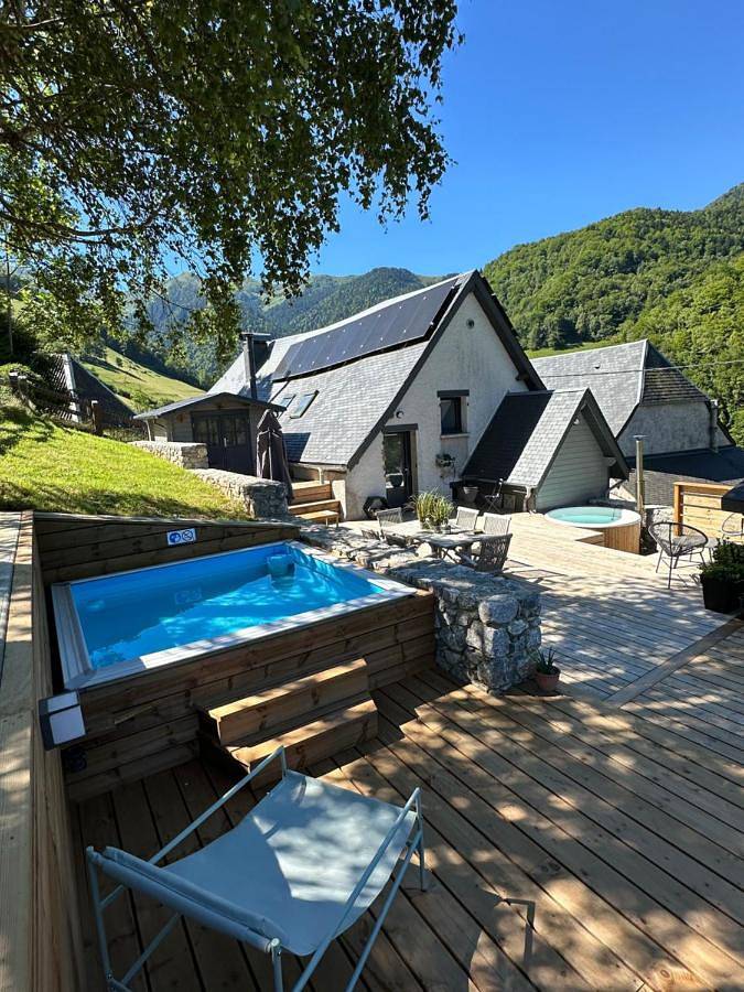 Gîte pour 5 personnes, avec piscine et jardin ainsi que bassin pour enfant et jacuzzi à Boutx